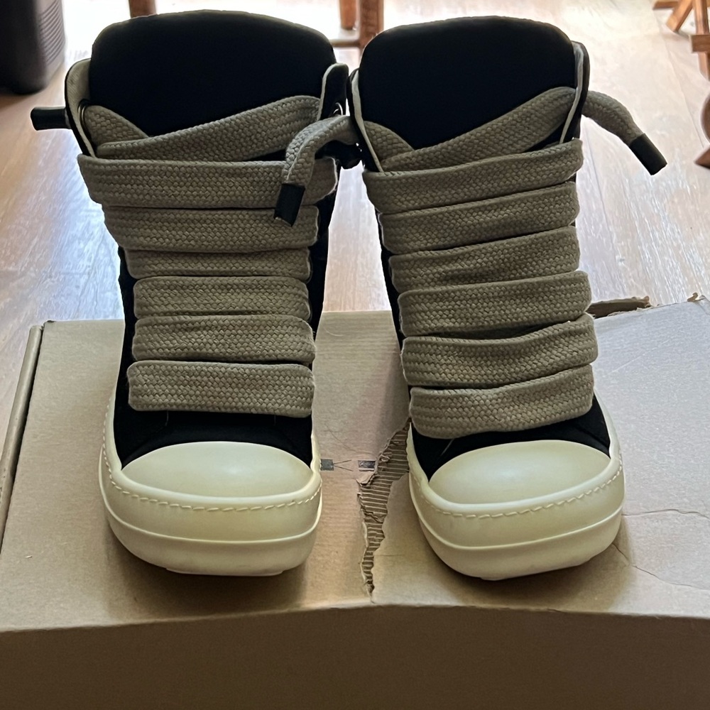 Once worn RICK OWENS DRKSHDW
Black Jumbo Lace Puffer Sneakers. Size 38.